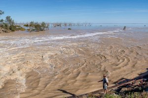 Filling Lake Menindee