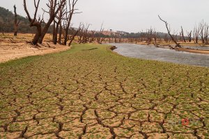 Lake Hume Weir during 2006 drought